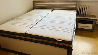 Postel vč. matrací, 2 ks nočních stolků a úlož. prostor.