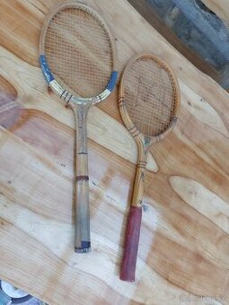 Staré badmintonové rakety