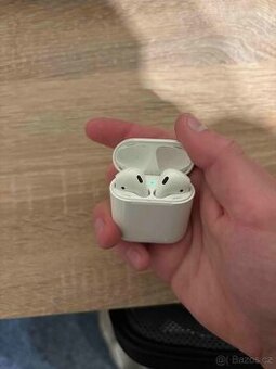 Apple AirPods 2019 + Apple nabíjecí kabel
