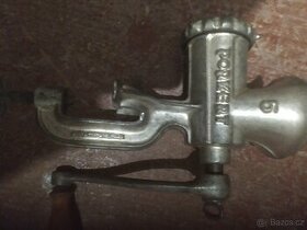 Litinový mlýnek na maso