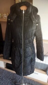 Prodám moc hezký černý prošívaný kabát s kapucí
