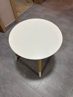 Prodám malý kulatý stolek