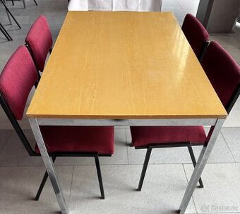 Stůl včetně židlí