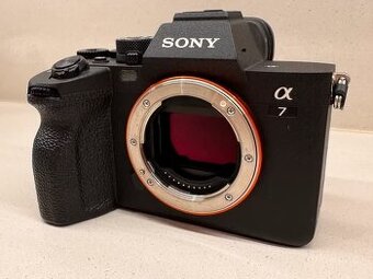 Sony Alpha 7 IV (A7IV / ILCE-7M4) – velmi dobrý stav – 3 bat