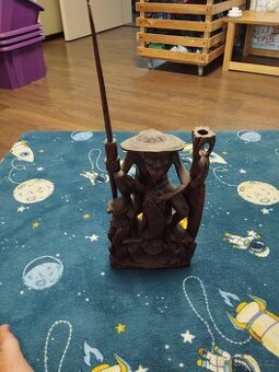 Dřevěná soška rybáře