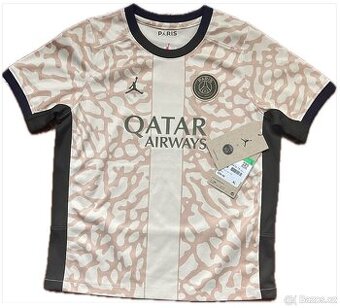 Krásný nový klučičí sportovní tričko/dres Nike vel.128