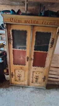 Starožitnosti skříň