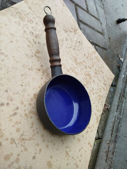 stará malá litinová pánev