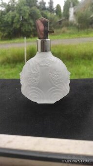 starý flakon s podobiznami