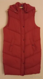 Dlouhá červená prošívaná vesta s kapucí a rozparky