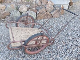 Velká železná kára, přepravní vozík, dvoukolák.