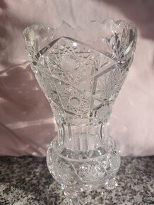Broušená křišťálová váza na třech nožkách