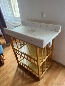 Dřevěný přebalovací pult