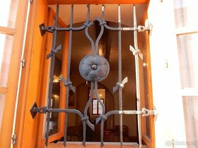 Nádherné kované klíčem otviratelné mříže 5 kusů.
