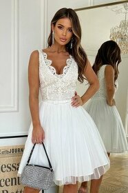 Nádherné bílé šaty vhodné i jako svatební půlnoční.