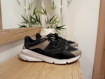 Under Armour pánské teenisky vel. 46/47 kožené