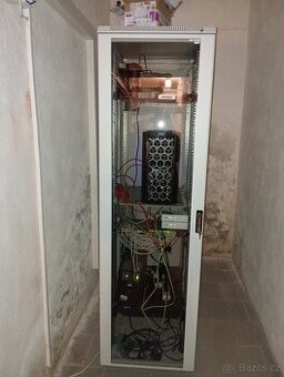 Server rack skříň