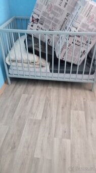Dřevěná dětská postýlka.