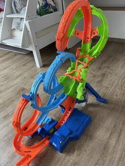 Hot Wheels Dráha se 4 smyčkami, motorizovaný zrychlovač