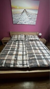 Postel 180×200 cm s matrací, roštem a nočními stolky