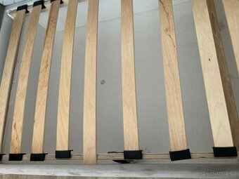 2 roky stará jen krátce používaná postel s matracemi