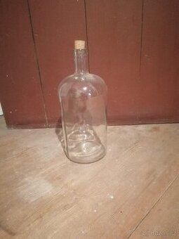 Starý skleněný demižón obsah 5 L, výška 40 cm