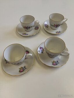 Sada 4 porcelánových kávových šálků s podšálky