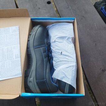 Pracovní oděvy a obuv