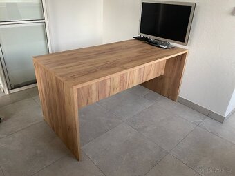 téměř nový stůl a židle