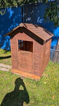 Dreveny domecek TOP. Natreny.