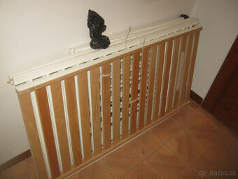 Prodám dětskou bílou postýlku na kolečkách-90 kč.