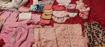 Balíček oblečení a bot.