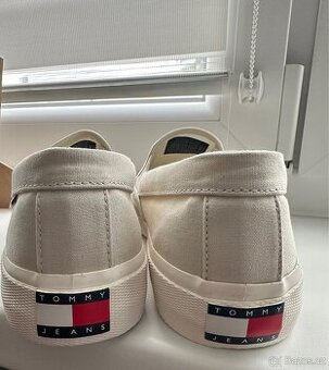 Nové Tommy Hilfiger vel.44.