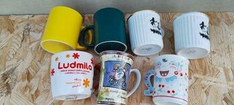 Různé hrnky a 2 skleněné frťany