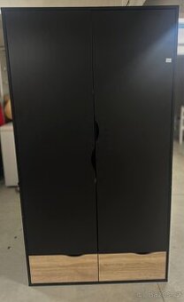 Šatní skříň – moderní černo-dřevěné provedení