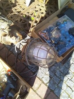 Stará litinová tovární světla.