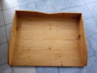 Dřevěný přebalovací pult