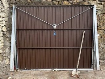 Plechová výklopná vrata