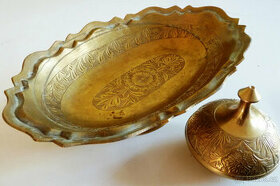 Mosazná mísa s karafou