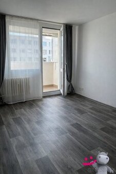 Byt 2+kk po kompletní rekonstrukci, 43 m², zasklená lodžie, 