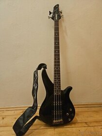 Basová kytara Yamaha RBX374 s koženým popruhem a obalem