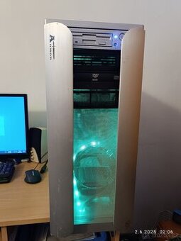 počítač v serverové case