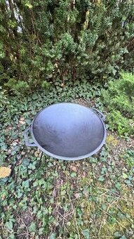 Litinová pánev SADŽ (saj) Ø 45cm s podstavcem