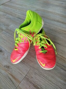 Dětské sálovky Nike, vel. 35, stélka 22cm
