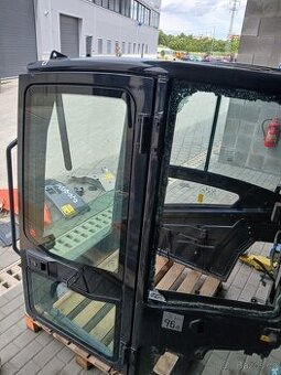 Lehce poškozená kabina bagru Kubota KX060-5