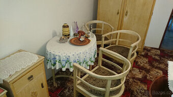 Stolek se třemi židlemi