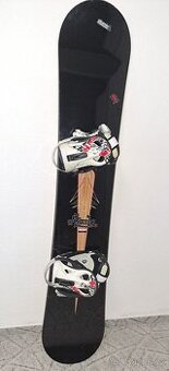 Snowboard Atomic s kvalitním vázáním