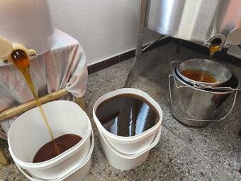 Med tmavý květový