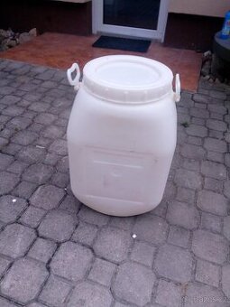 Plastové sudy o obsahu 55 litrů