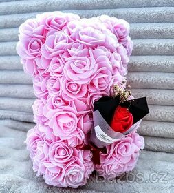 Růžový medvídek, méďa z růží, medvěd s kyticí, Valentýn